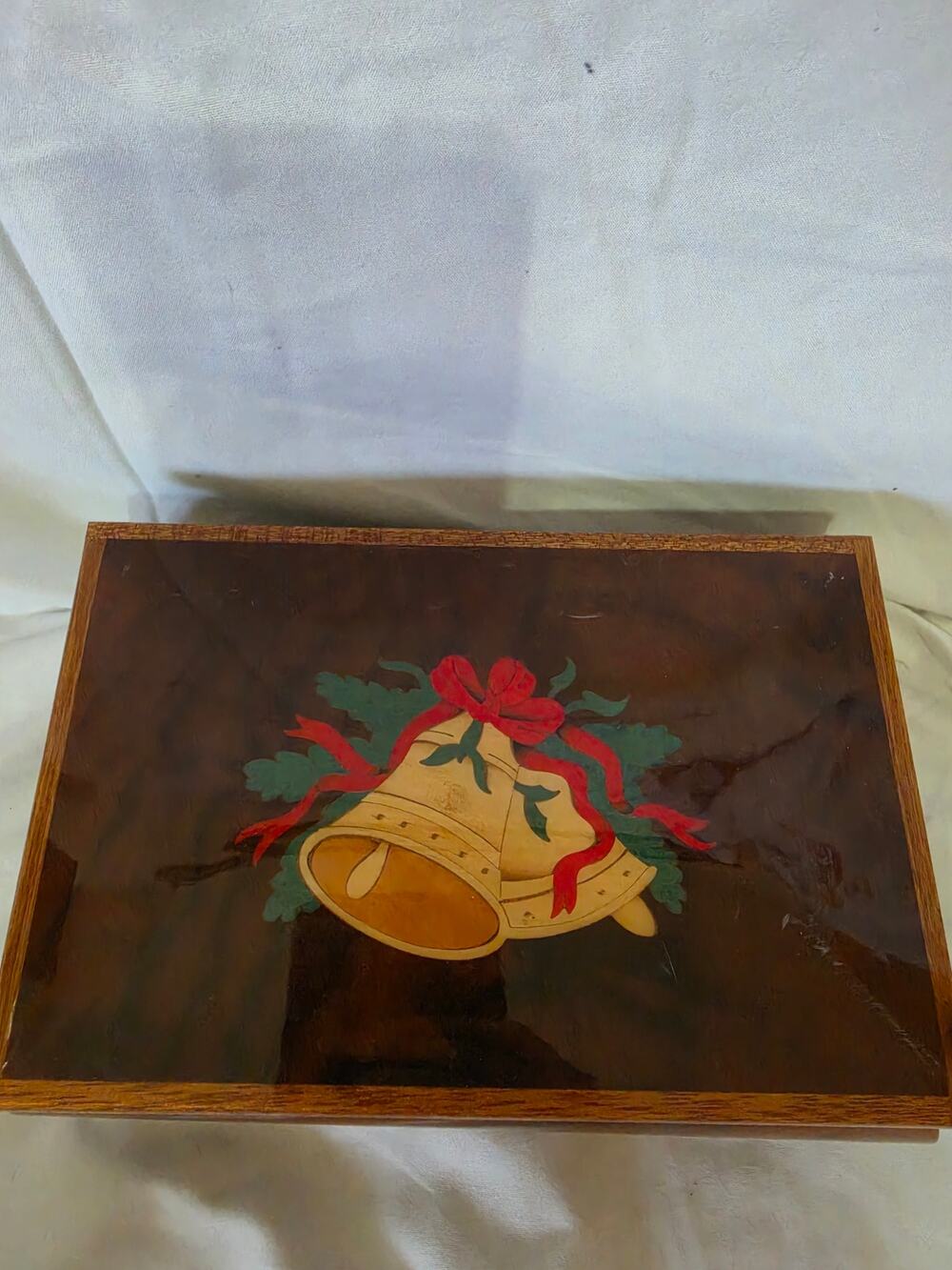 Heritage House / Reuge jewelry box that plays the song "Silver Bells".
